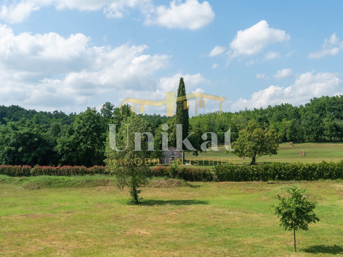 Villa moderna con piscina interna ed esterna